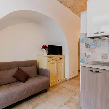 Luxury 12 * טוליה